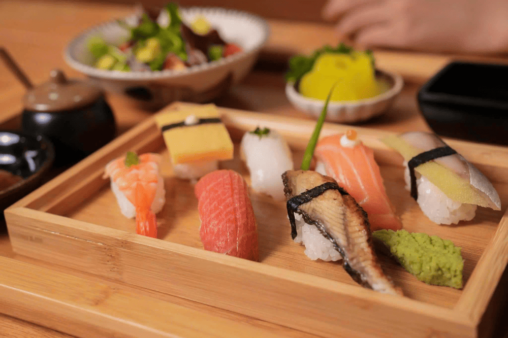 Ginza is a unique conveyor belt restaurant that attracts diners in Hanoi (Source: Fanpage Ginza Sushi Express)